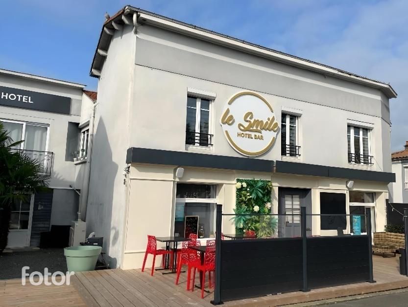 Hotel Le Smile Saint-Vincent-Sterlanges Esterno foto